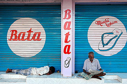 老人,读报,泰米尔纳德邦,印度南部,2005年