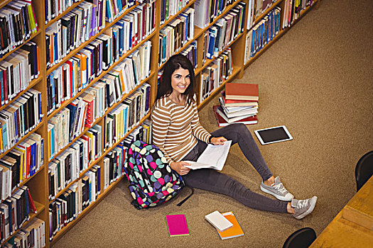 头像,高兴,年轻,学生,书本,坐在地板上,图书馆