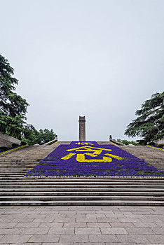 中国江苏南京雨花台烈士纪念碑和广场池塘道路
