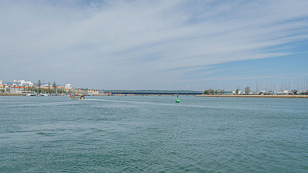 葡萄牙南部阿尔加维海岸线,小镇波尔蒂芒海港风景