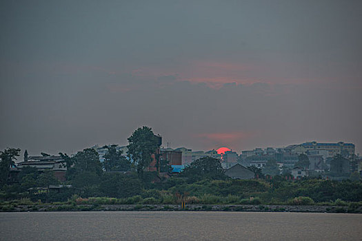 河,红日,岸