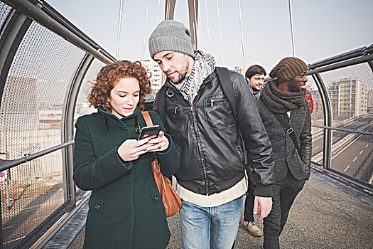 年轻人,朋友,步行桥,读,智能手机,文字