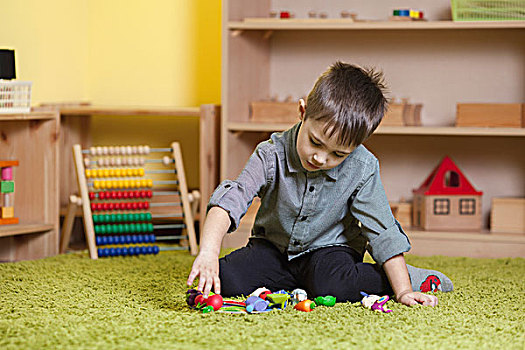 全身,男孩,玩,玩具,地毯,教室