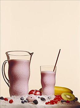 浆果奶昔,玻璃杯,罐
