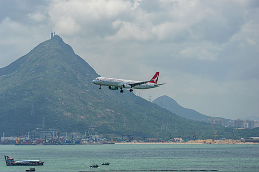 一架国泰港龙航空的客机正降落在香港国际机场