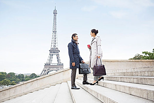 商务人士,交谈,台阶,靠近,埃菲尔铁塔,巴黎,法国
