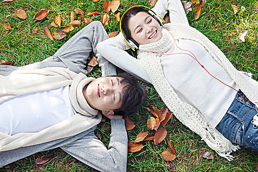 躺在草地上的年轻情侣