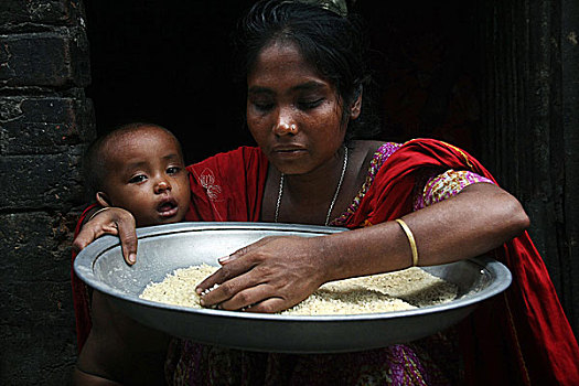 女人,孩子,膝盖上,准备,米饭,烹调,贫民窟,一个,城市,孟加拉,八月,2009年