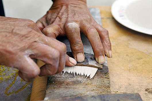 河南,平顶山,郏县,做毛笔的老人郭富生,老人用传统的手工制作毛笔