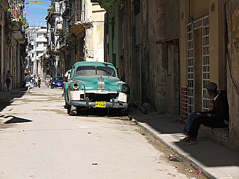 街道,场景,男人,坐,正面,门,古巴,旧式,残骸,老,哈瓦那,拉丁美洲