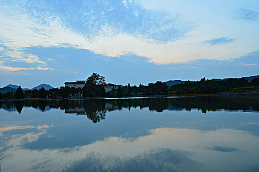 湖水天空