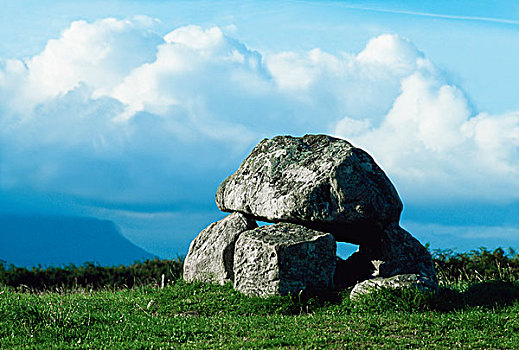 卡洛莫尔,爱尔兰,巨石墓
