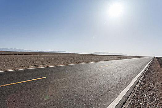 中国西部荒野道路