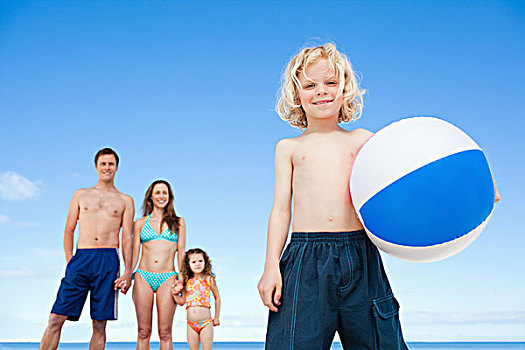 男孩,水皮球,家庭,后面,海滩