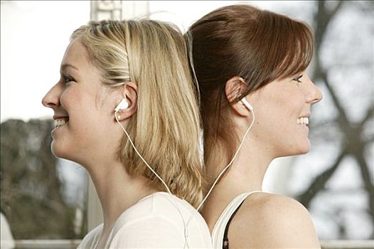 两个,女青年,分享,头戴式耳机,听,音乐