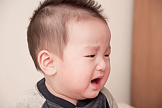 一名7个月大男婴哭的特写镜头