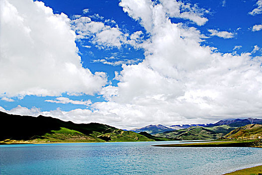 绿地山河流