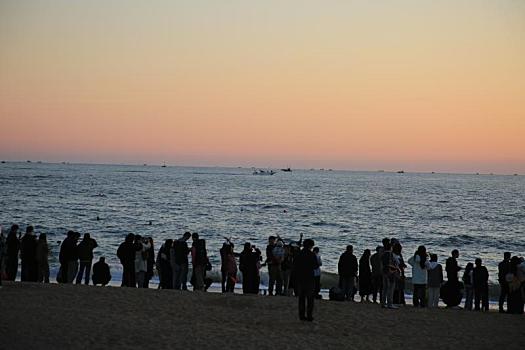 山东日照,上万游客涌到灯塔风景区,只为一睹壮观的海上日出