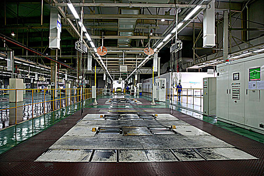 重庆长安汽车渝北工厂内正在驶过检测生产线的长安迷你奔奔轿车
