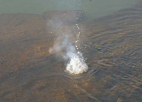 爆竹在水中爆炸