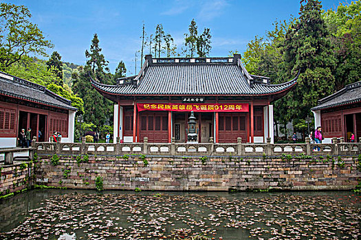 杭州西子湖畔岳王庙