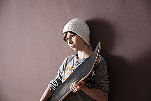 酷,男孩,戴着,帽,拿着,滑板