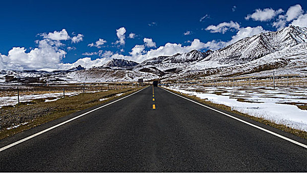 道路雪山蓝天白云