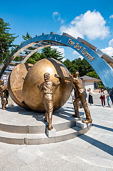 朝韩非军事区第三坑道纪念雕塑