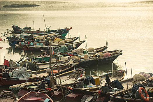广东省珠海市海边黄昏中的渔船
