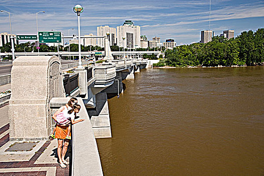 孩子,母女,享受,红河,桥,曼尼托巴,加拿大