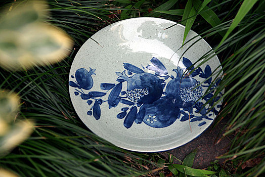 陶瓷手绘青花石榴盘