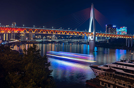 重庆千厮门大桥下嘉陵江的夜航游船
