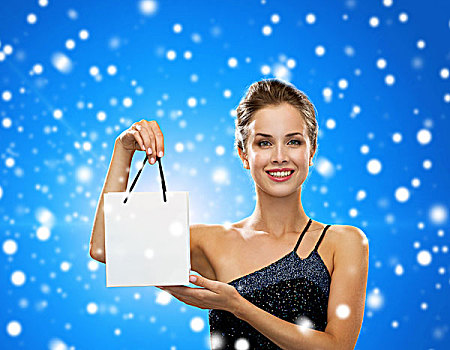 广告,寒假,圣诞节,销售,概念,微笑,女人,白色,留白,购物袋,上方,黑色背景,蓝色,雪,背景