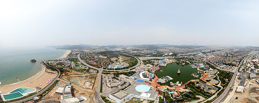 航拍辽宁大连金石滩国家旅游度假区丽山环路及周边街景,发现王国主题公园,黄金海岸东部浴场,黄金海岸西部浴场等