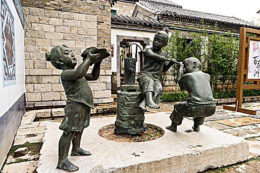 儿童玩耍雕塑