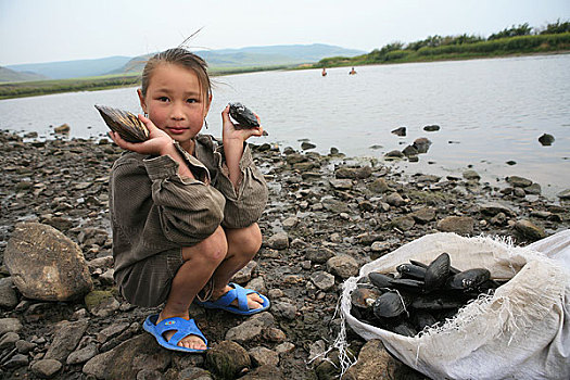 内蒙额尔古纳河,这是河里捞出的河蚌,对岸就是俄罗斯