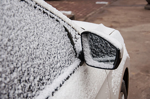 冬季被雪花覆盖的汽车车窗和后视镜