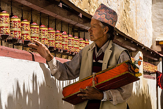男人,祈祷书,走,墙壁,旋转,转经轮,地区,尼泊尔,亚洲