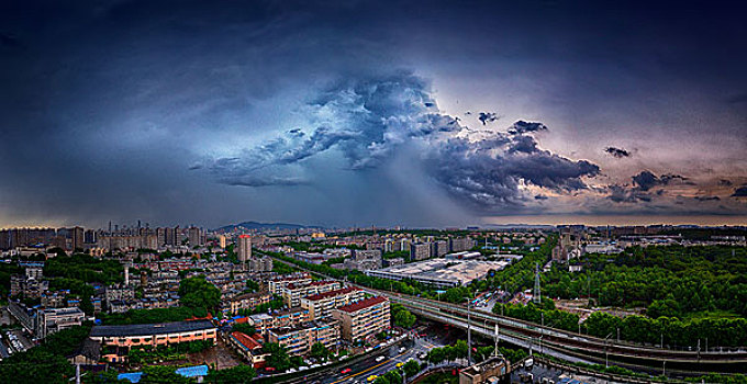 暴雨袭城