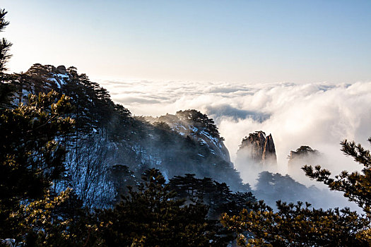 中国安徽黄山风景区,冬日雪后奇峰怪石林立,云雾飘渺宛若仙境