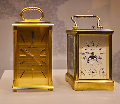 瑞士19世纪金属镂雕皮套钟