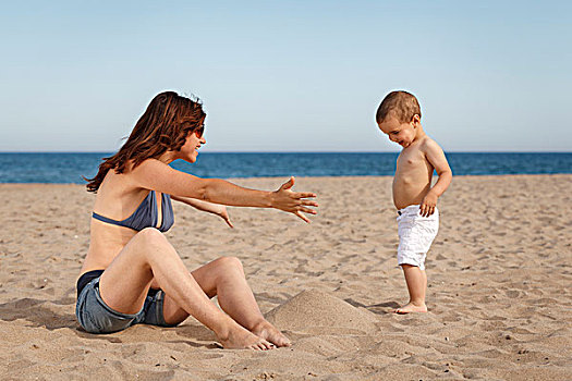 孕妇,坐,海滩,展开双臂,幼儿