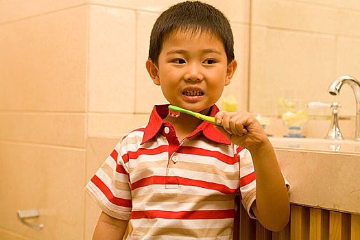 小男孩在刷牙