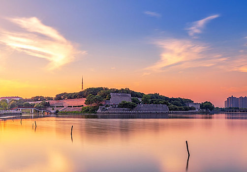 夕阳下的荆州古城风景区很美丽