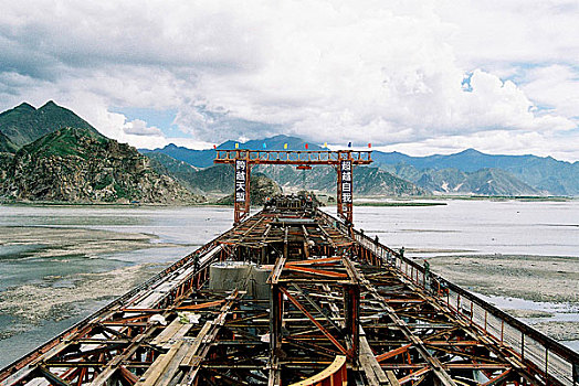 青藏铁路建设建设中拉萨市铁路大桥