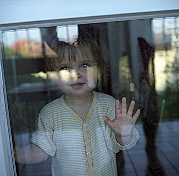 小女孩,窗边