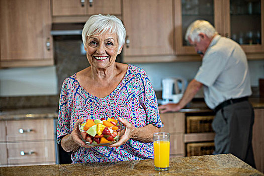 老年,女人,拿着,碗,水果,男人,工作,厨房,在家