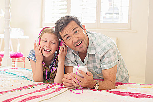 父亲,女儿,听,耳机