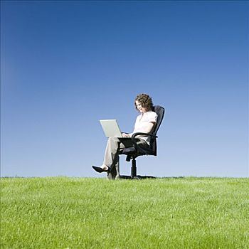 职业女性,笔记本电脑,忙碌,地点