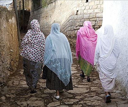 后视图,四个女人,走,一起,街道,哈勒尔,埃塞俄比亚